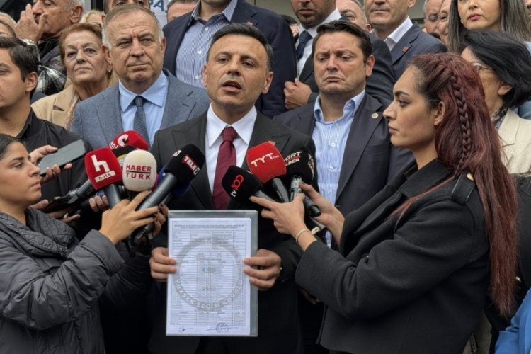 Yeniden CHP İstanbul İl Başkanı seçilen Özgür Çelik mazbatasını aldı 