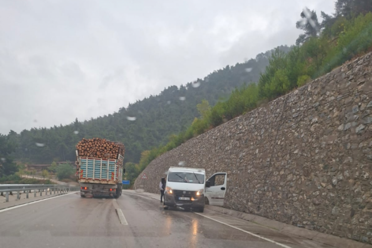 Bursa'da yağışlı hava beraberinde kazayı getirdi! 