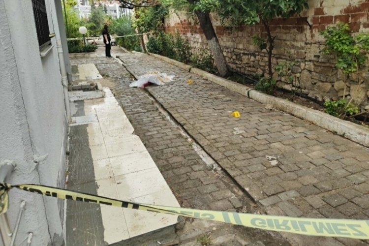 3'üncü kat penceresinden düşen kadın hayatını kaybetti...