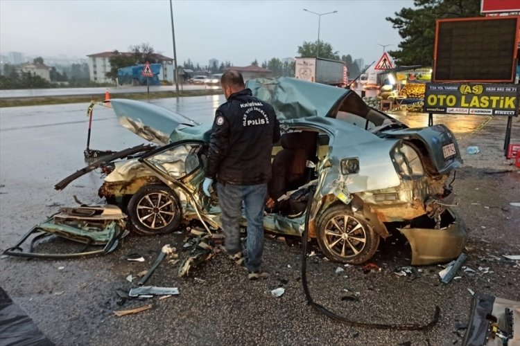 Kontrolünü kaybeden araç tankere çarptı! Ölü ve yaralılar var...