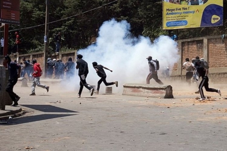 Madagaskar'da protestolar sürüyor: Hükümet görevden alındı