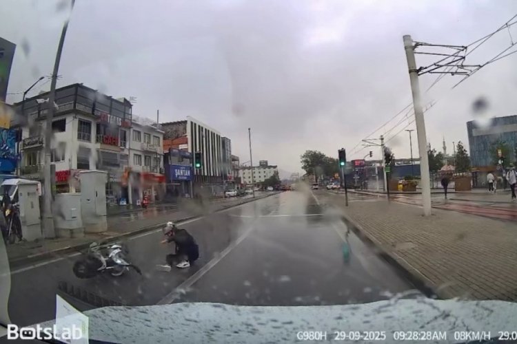 Yağışlı havada drift kötü bitti! Bursa trafiğinde yere kapaklandı