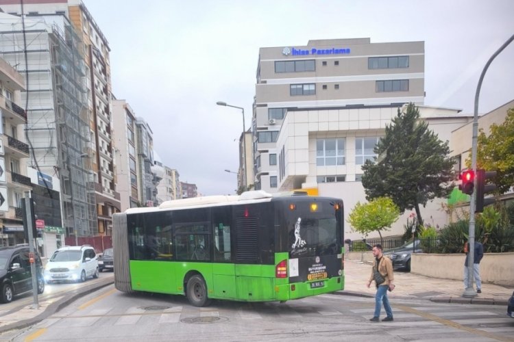 Arıza yapan halk otobüsü yolu kapattı 