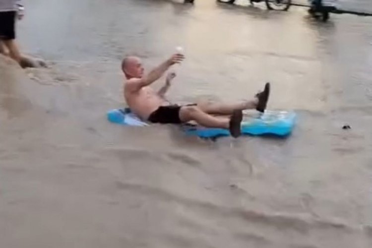 Sokaklarını su basınca turistlere eğlence çıktı