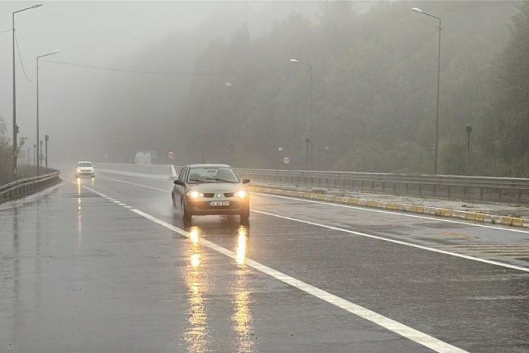 Bolu Dağı'nda sis ve sağanak görüş mesafesini düşürdü