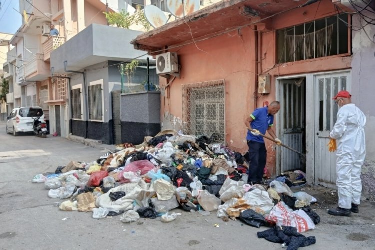 Çöp evden 2 kamyonet atık çıktı