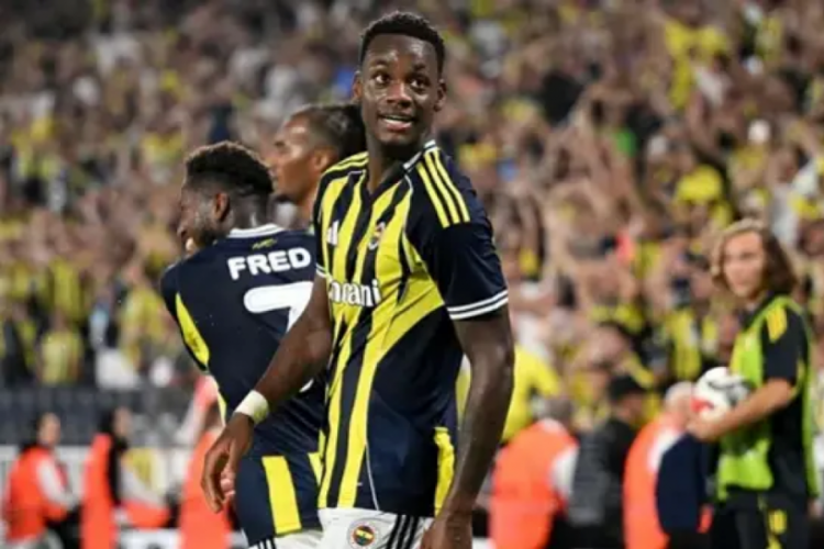 Yıldız futbolcudan Fenerbahçe'ye kötü haber 