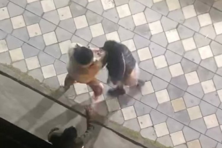 Kadınların saç başa birbirine girdiği kavgası kameraya yansıdı 