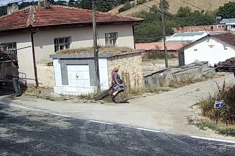 Hurdacılar köy meydanını çöplüğe çevirdi 