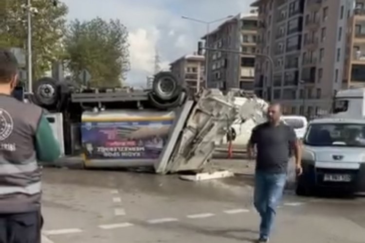 Bursa'da çöp kamyonu takla attı! 