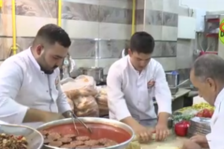 Elektrikli bisiklet yemek yiyenlerin arasına daldı: İşletme sahibi o anları anlattı