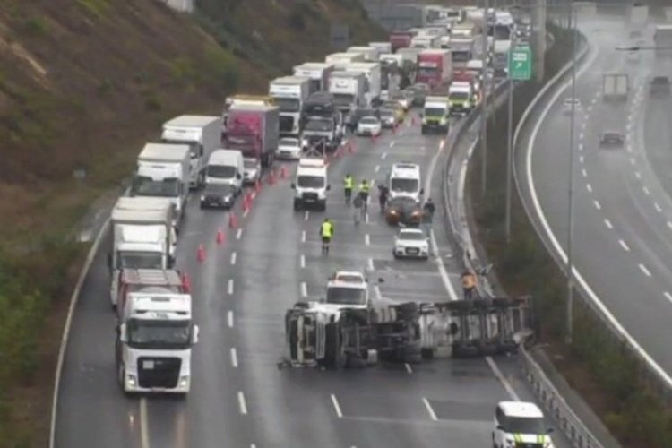 Kuzey Marmara Otoyolu'nda TIR devrildi
