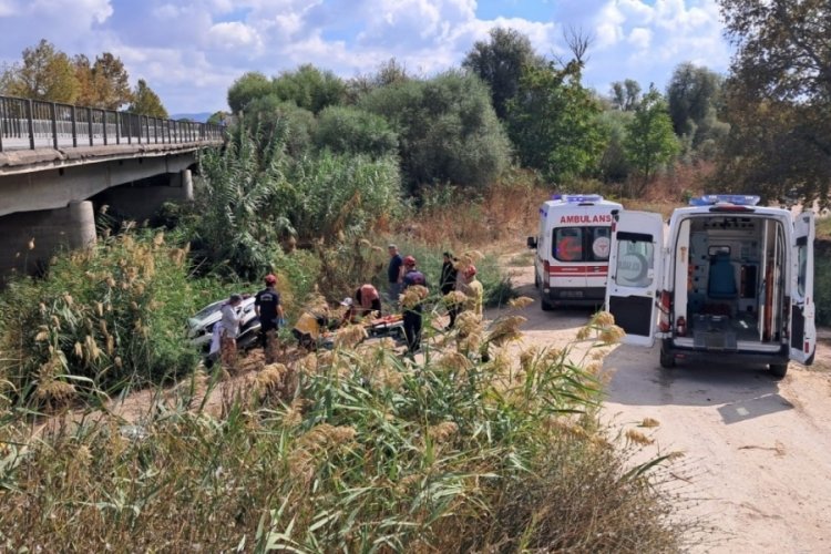 Balıkesir'de otomobil dere kenarına uçtu; 2 yaralı