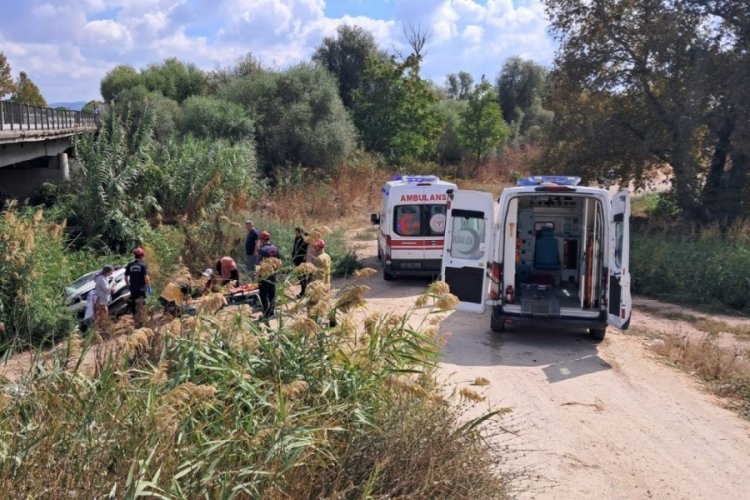 Balıkesir'de otomobil dere kenarına uçtu; 2 yaralı 