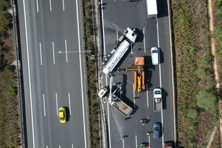 Kuzey Marmara Otoyolu'nda facianın eşiğinden dönüldü! Tır devrildi, trafik kilitlendi