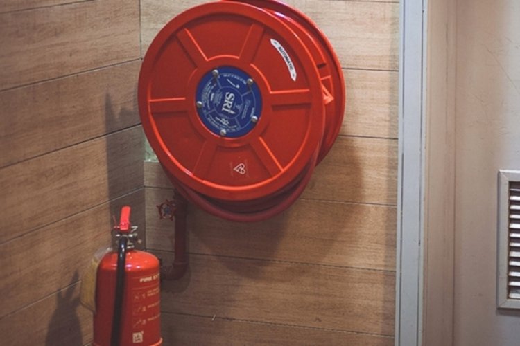 Yanlışlıkla çalınan alarm 14 öğrenciyi hastanelik etti