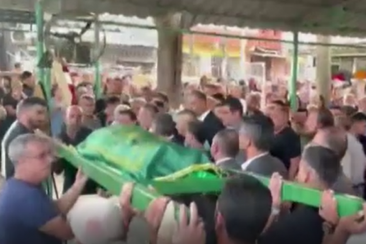 Asansör kazasında hayatını kaybeden genç anne toprağa verildi 