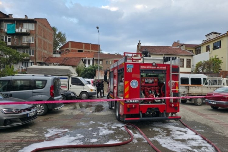 Bursa'da otoparkta yangın çıktı! 3 araç hasar aldı...