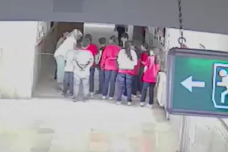 Heimlich manevrası bir kez daha hayat kurtardı! Öğretmenin müdahalesi kameralarda...