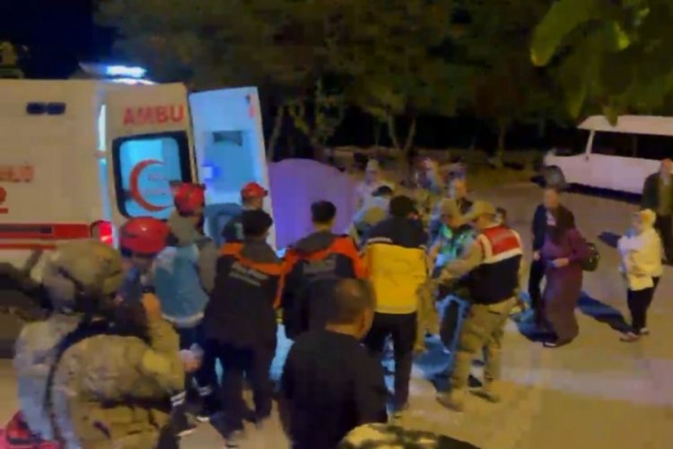 Kayalıklardan düştü, 1,5 saat sedye ile taşınarak hastaneye ulaştırıldı