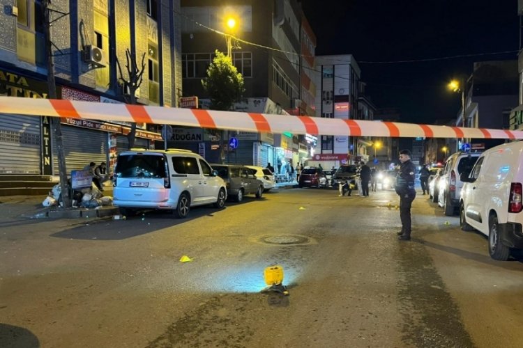 Seyir halindeki otomobile silahlı saldırı: 2 yaralı