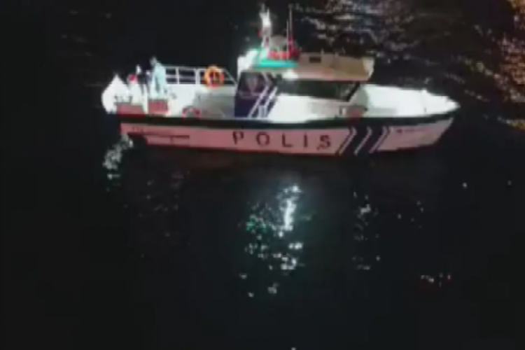 Köprüde intihar girişimi! 2 kişi denize atladı!