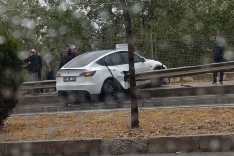 Kontrolden &ccedil;ıkan Tesla bariyere saplandı