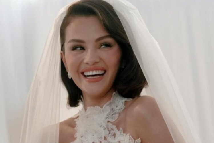Selena Gomez d&uuml;ğ&uuml;nde &uuml;&ccedil; gelinlik giydi