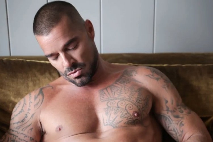  Ricky Martin son pozuyla şaşırttı! Çıplak fotoğrafı yorum aldı 