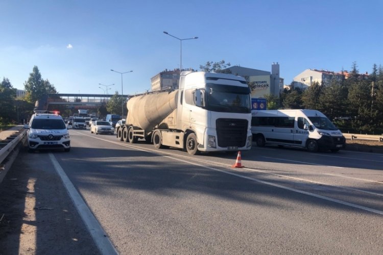 Hafif ticari araca çarpan motosikletin sürücüsü yaralandı 