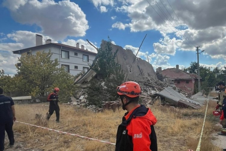 Ankara'da metruk bina &ccedil;&ouml;kt&uuml;!