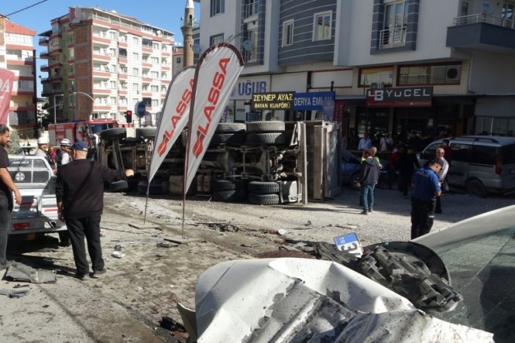 Kamyon dehşet sa&ccedil;tı! 15 araca &ccedil;arptı: Yaralılar var