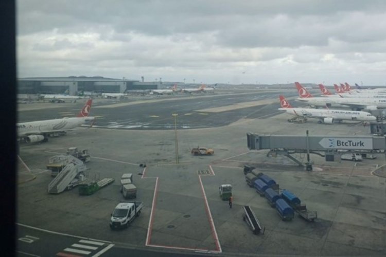 Fırtına u&ccedil;uş trafiğini kilitledi!