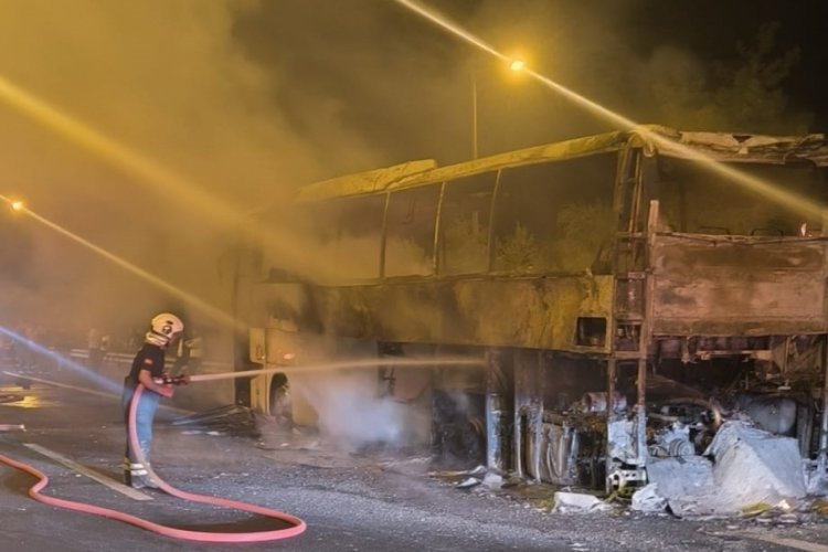 Yolcu otob&uuml;s&uuml; yanarak demir yığınına d&ouml;nd&uuml;