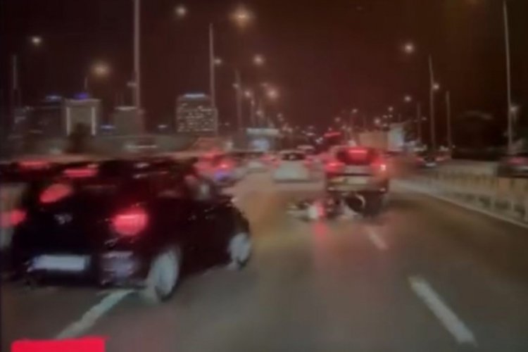 Bursa'da otomobilin &ccedil;arptığı motosikletli b&ouml;yle savruldu
