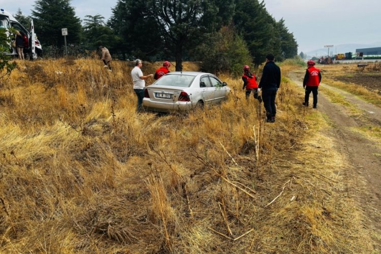 Otomobil yağmurda kayarak, şarampole u&ccedil;tu