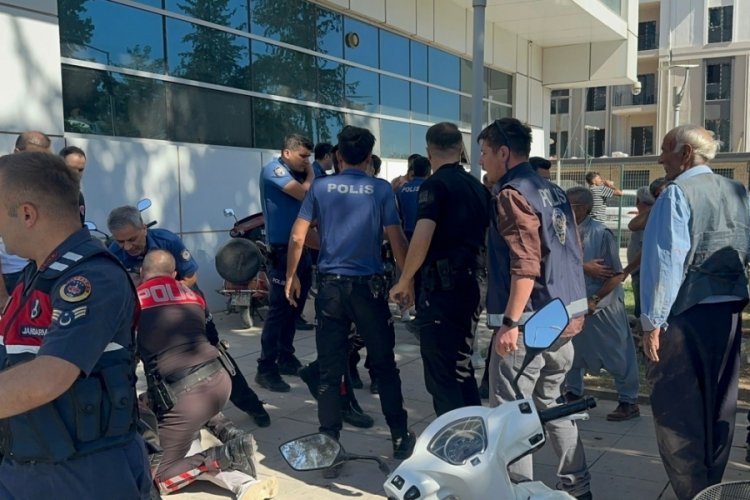 K&ouml;yde başlayıp adliye &ouml;n&uuml;nde devam eden kavgada 30 kişi yaralandı