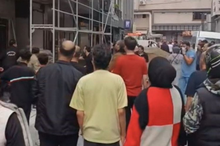 İstanbul'da inşaata taşınan kum sırasında arabalar zarar g&ouml;rd&uuml;