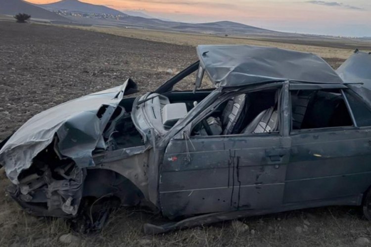 Lastiği patlayan otomobil karşı yoldan gelen cipe &ccedil;arptı