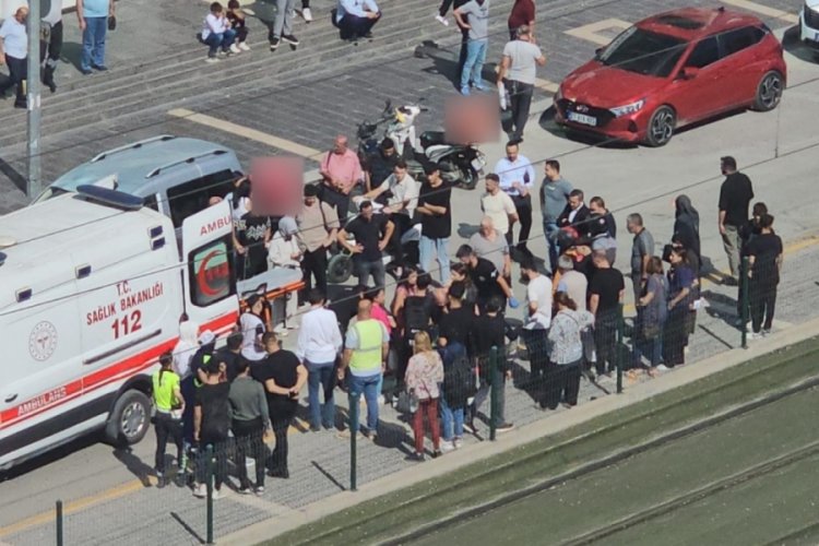 Yolun karşı tarafına ge&ccedil;meye &ccedil;alışan kadına motosiklet &ccedil;arptı
