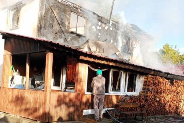 Bolu'da 2 katlı ev k&uuml;le d&ouml;nd&uuml;