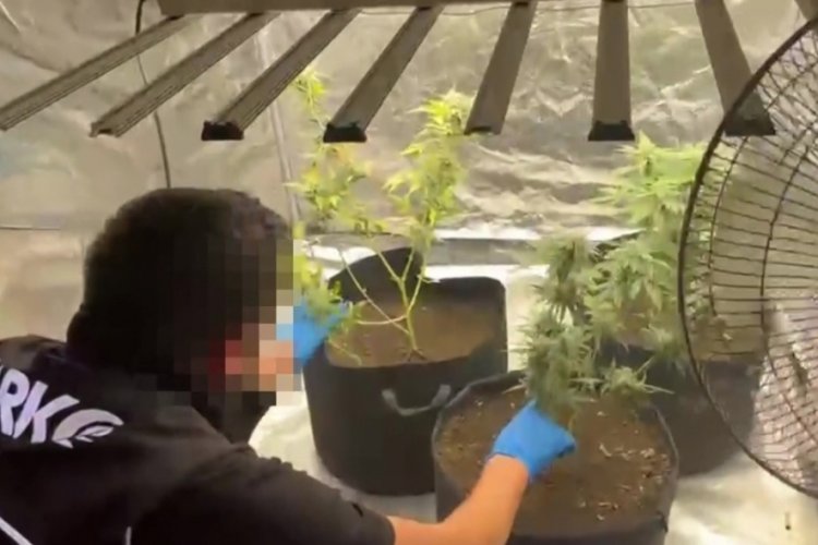 Evine kurduğu &ouml;zel sistemle uyuşturucu &uuml;retirken yakalandı