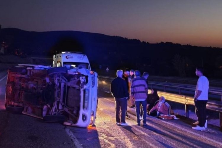 Alkoll&uuml; ara&ccedil; s&uuml;r&uuml;c&uuml;s&uuml;n&uuml;n &ccedil;arptığı minib&uuml;s devrildi: 9 yaralı