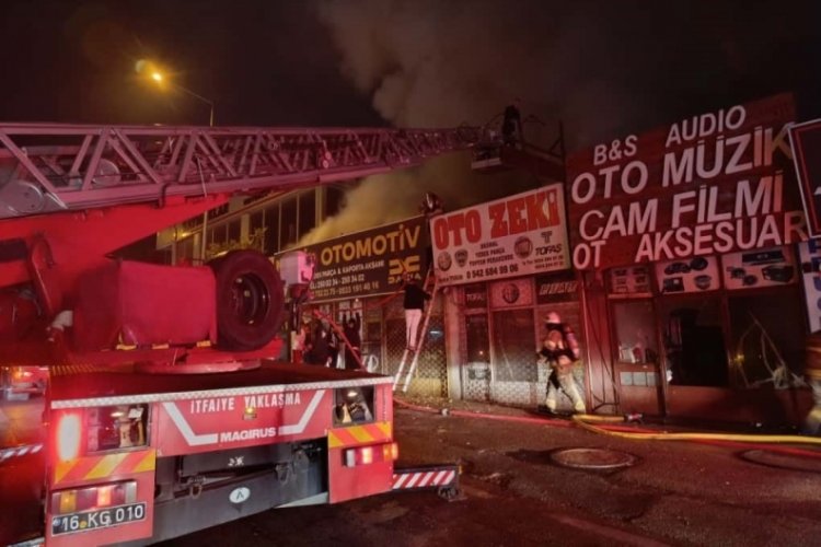 Bursa'da geceyi aydınlatan yangın! 4 dükkan alevlere teslim oldu...
