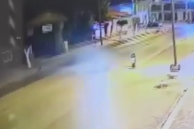 Devrilerek s&uuml;r&uuml;klenen motosiklet, park halindeki minib&uuml;s&uuml;n altına girdi: O anlar kamerada