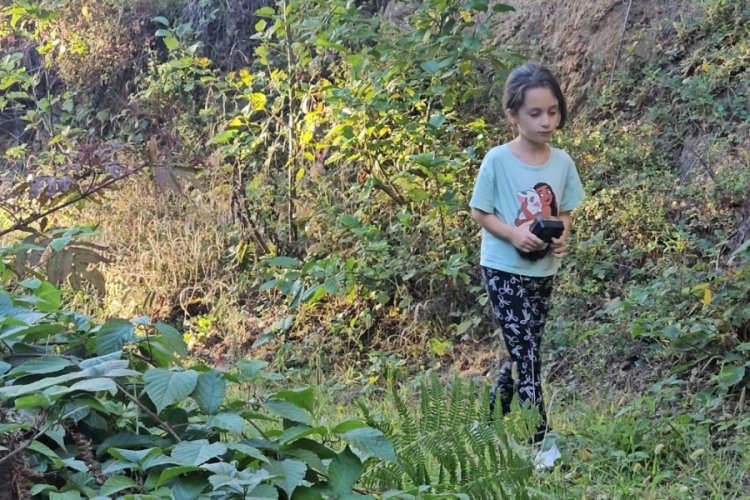 K&uuml;&ccedil;&uuml;k &ccedil;ocuk fotokapanla yaban hayatını g&ouml;r&uuml;nt&uuml;l&uuml;yor