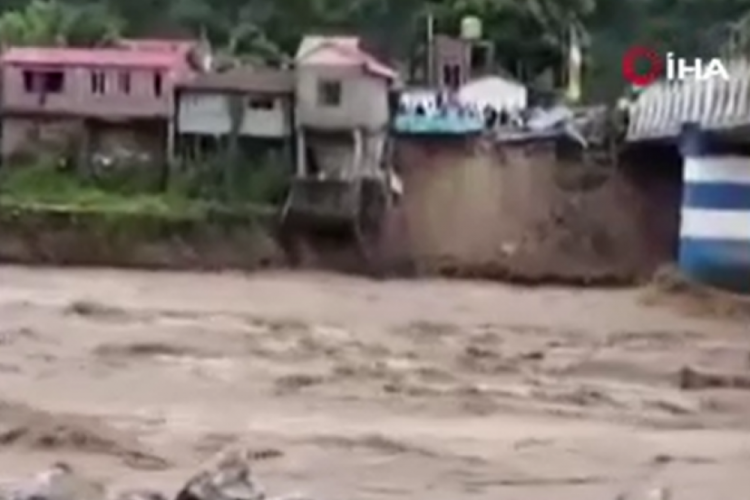 Hindistan ve Nepal sel ve toprak kaymasıyla sarsıldı: 68 &ouml;l&uuml;