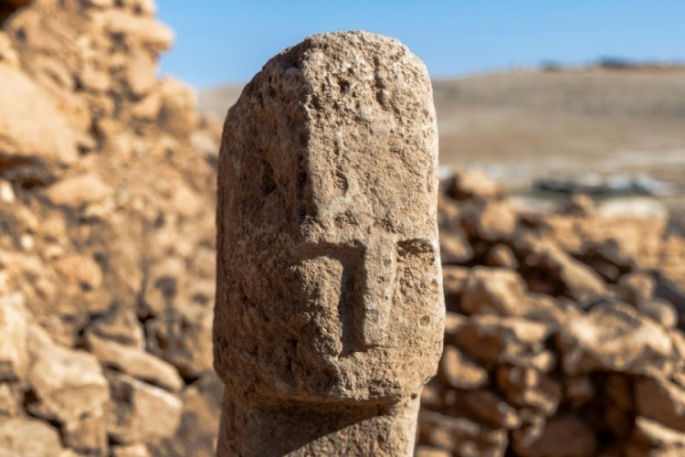 Tarihte bir ilk: İnsan y&uuml;zl&uuml; T bi&ccedil;imli dikilitaş bulundu