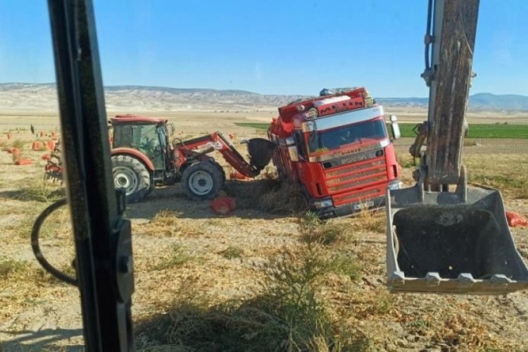 Tonlarca soğan taşıyan tır ıslak arazide toprağa g&ouml;m&uuml;ld&uuml;