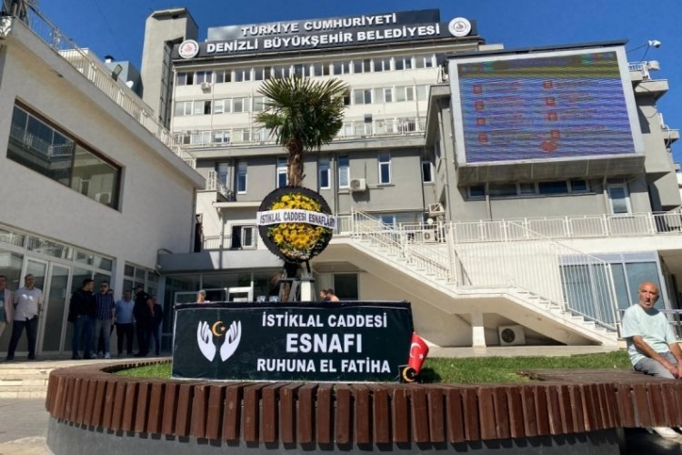 Esnafın tabutu, Denizli B&uuml;y&uuml;kşehir Belediyesinin &ouml;n&uuml;ne bırakıldı